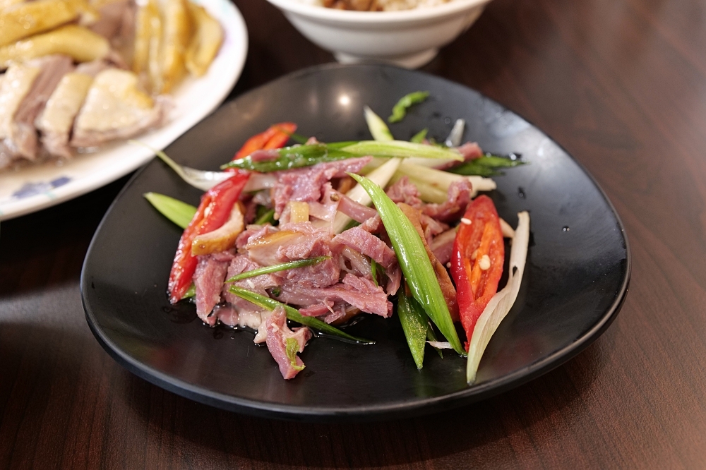 鴨肉送站前店|乾麵、小菜與鴨肉的必點組合 @捲捲頭 ♡ 品味生活 鴨肉送站前店|乾麵、小菜與鴨肉的必點組合 @捲捲頭 ♡ 品味生活