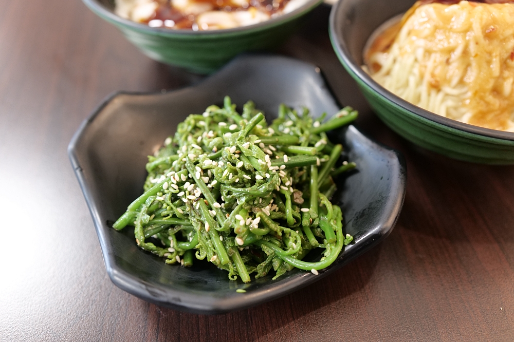 鴨肉送站前店|乾麵、小菜與鴨肉的必點組合 @捲捲頭 ♡ 品味生活 鴨肉送站前店|乾麵、小菜與鴨肉的必點組合 @捲捲頭 ♡ 品味生活