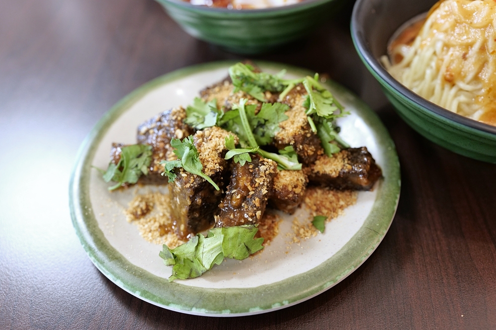 鴨肉送站前店|乾麵、小菜與鴨肉的必點組合 @捲捲頭 ♡ 品味生活 鴨肉送站前店|乾麵、小菜與鴨肉的必點組合 @捲捲頭 ♡ 品味生活