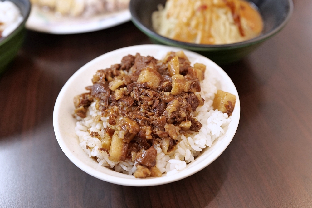 鴨肉送站前店|乾麵、小菜與鴨肉的必點組合 @捲捲頭 ♡ 品味生活 鴨肉送站前店|乾麵、小菜與鴨肉的必點組合 @捲捲頭 ♡ 品味生活