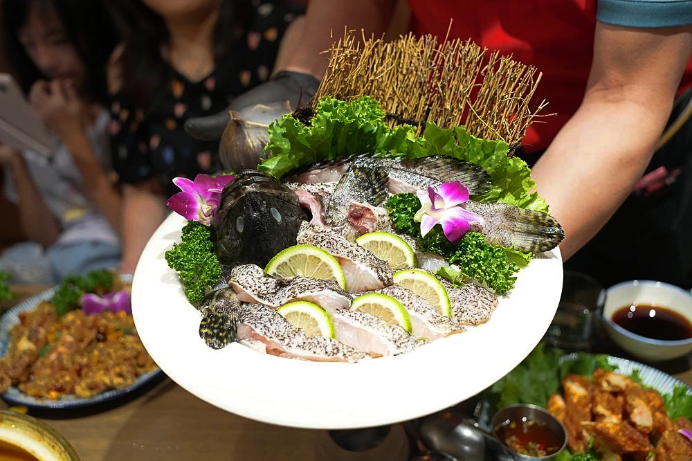 【君曜雞湯】人蔘花膠金湯,整隻全雞與五大排翅的豪門享受 @捲捲頭 ♡ 品味生活 【君曜雞湯】人蔘花膠金湯,整隻全雞與五大排翅的豪門享受 @捲捲頭 ♡ 品味生活