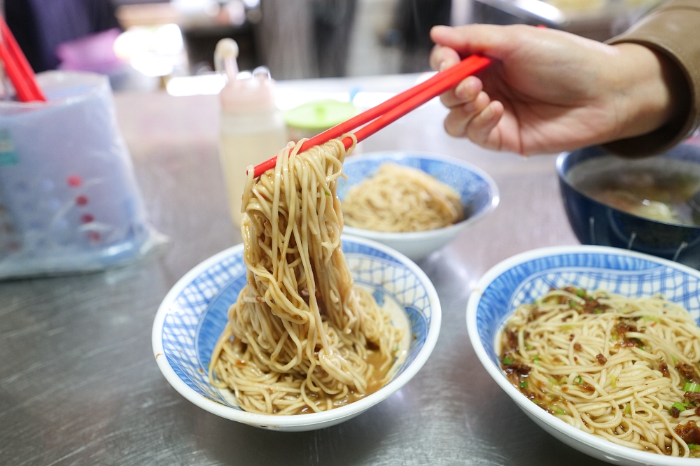 宜蘭炸醬麵推薦:龍潭信麵店,跟著小林同學林昀儒吃美食! @捲捲頭 ♡ 品味生活 宜蘭炸醬麵推薦:龍潭信麵店,跟著小林同學林昀儒吃美食! @捲捲頭 ♡ 品味生活