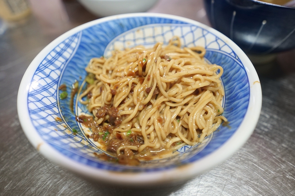 宜蘭炸醬麵推薦:龍潭信麵店,跟著小林同學林昀儒吃美食! @捲捲頭 ♡ 品味生活 宜蘭炸醬麵推薦:龍潭信麵店,跟著小林同學林昀儒吃美食! @捲捲頭 ♡ 品味生活