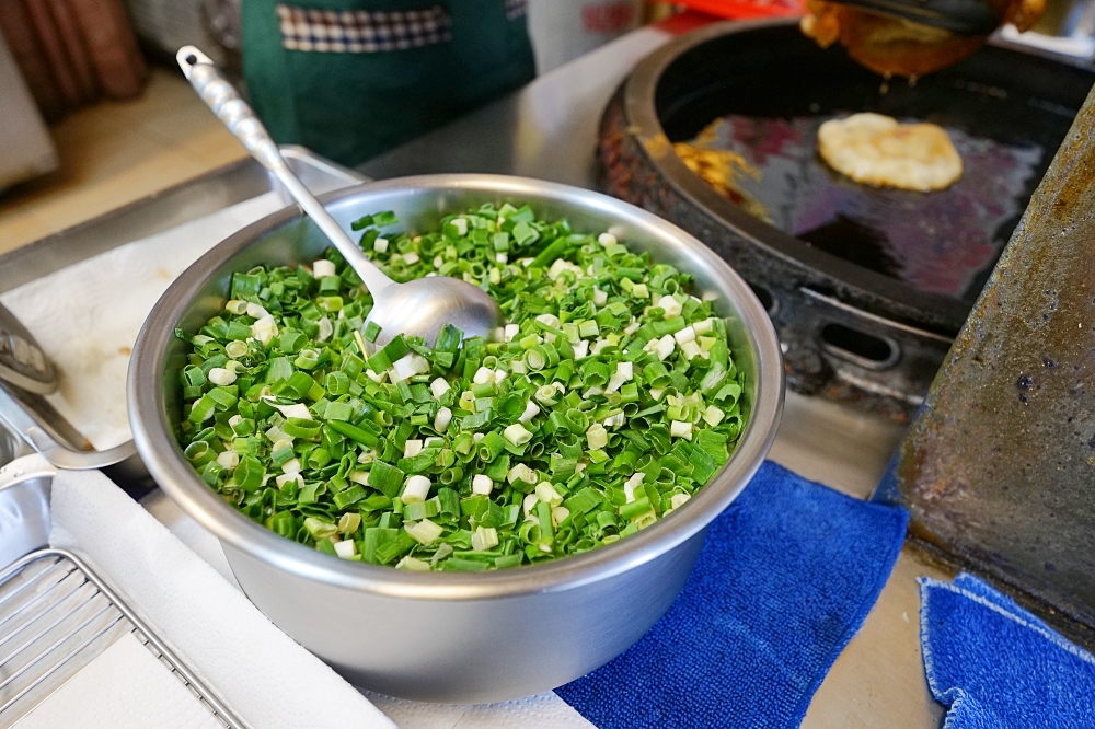 宜蘭美食推薦｜龍潭日香炸彈蔥油餅：免費紅茶喝到飽！隱藏版三星蔥主角 @捲捲頭 ♡ 品味生活