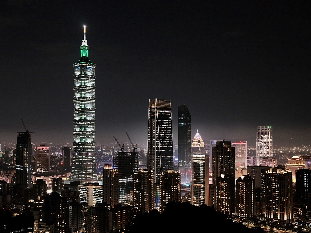 【臺鹽通霄精鹽廠觀光工廠】飛天噴水瓶玩水趣，七彩幸運鹽DIY，吃冰泡腳半日遊～ @捲捲頭 ♡ 品味生活