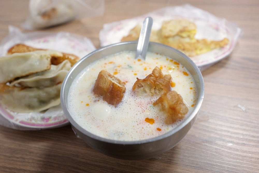 成富食品行｜宜蘭冬山美食：古早味粉漿蛋餅，獨門韭菜醬油必加 @捲捲頭 ♡ 品味生活