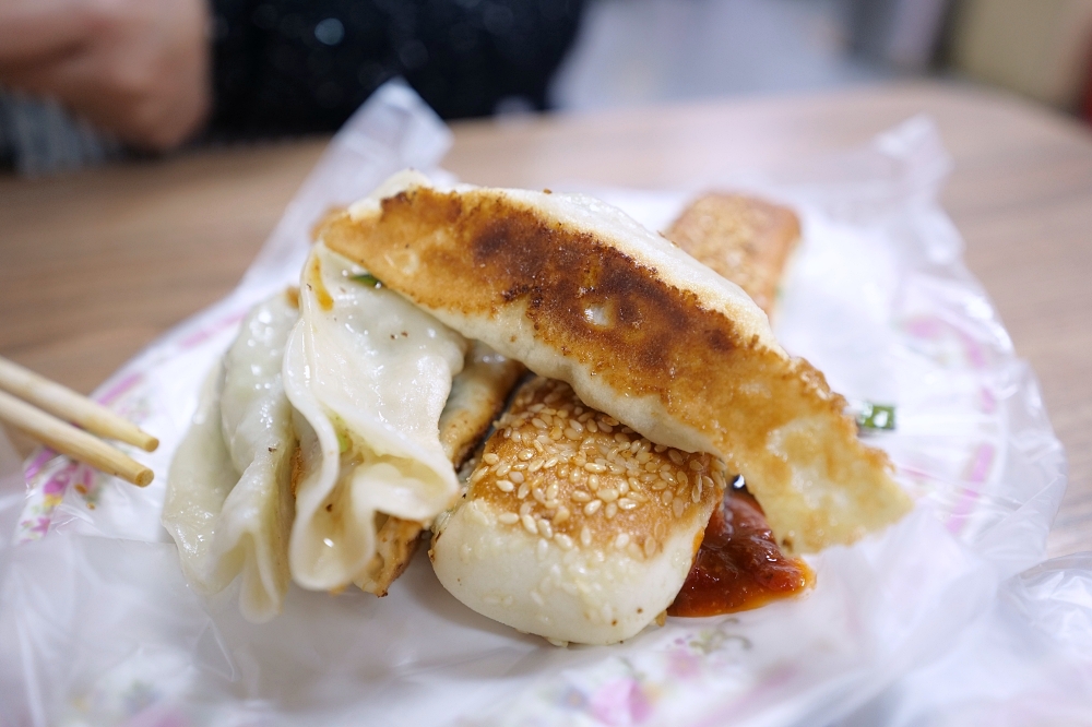 成富食品行｜宜蘭冬山美食：古早味粉漿蛋餅，獨門韭菜醬油必加 @捲捲頭 ♡ 品味生活