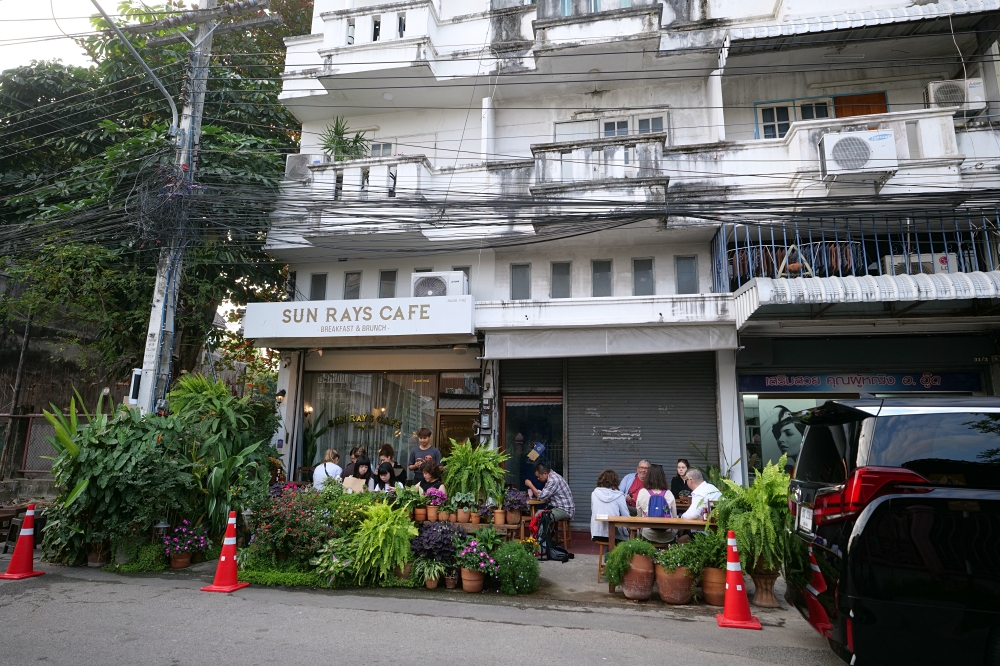 Sun Rays Cafe｜清邁早午餐推薦，澎湃水果法式吐司，古城人氣必吃 @捲捲頭 ♡ 品味生活