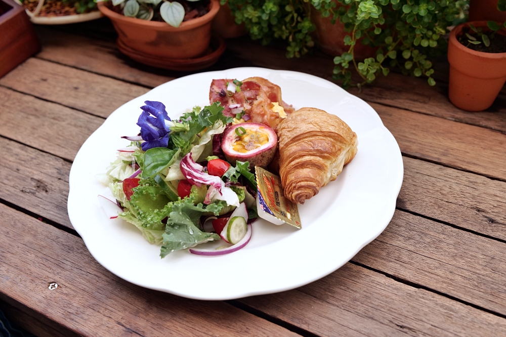 Sun Rays Cafe｜清邁早午餐推薦，澎湃水果法式吐司，古城人氣必吃 @捲捲頭 ♡ 品味生活