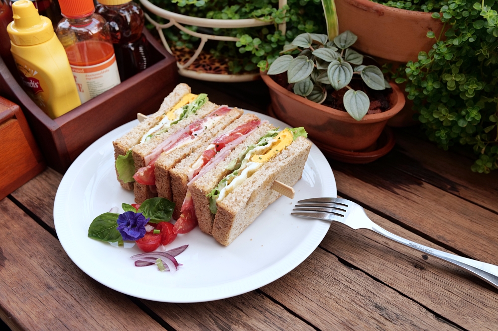 Sun Rays Cafe｜清邁早午餐推薦，澎湃水果法式吐司，古城人氣必吃 @捲捲頭 ♡ 品味生活