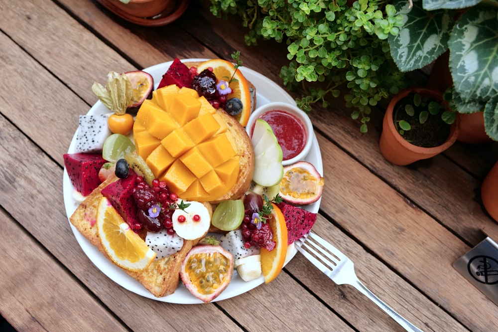 Sun Rays Cafe｜清邁早午餐推薦，澎湃水果法式吐司，古城人氣必吃 @捲捲頭 ♡ 品味生活