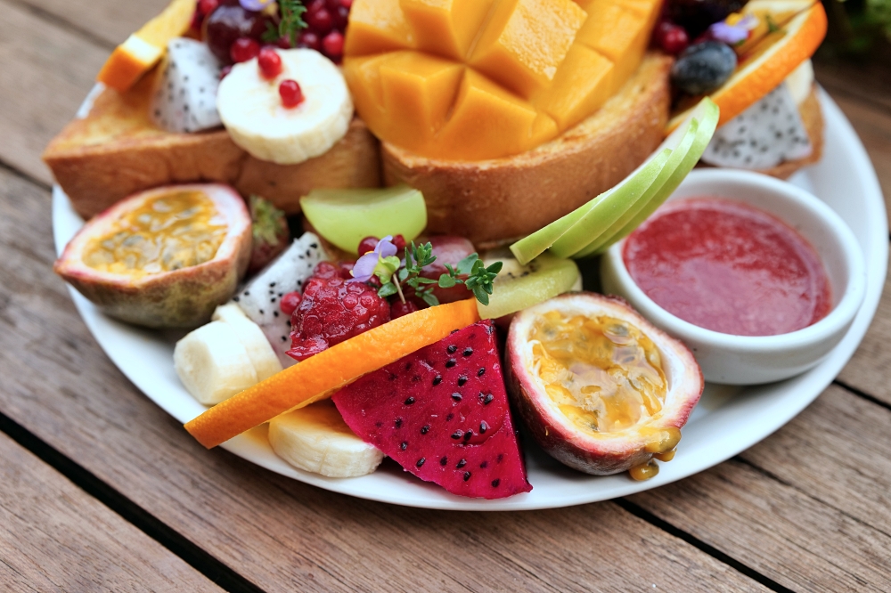 Sun Rays Cafe｜清邁早午餐推薦，澎湃水果法式吐司，古城人氣必吃 @捲捲頭 ♡ 品味生活