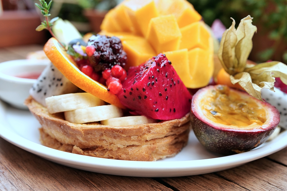 Sun Rays Cafe｜清邁早午餐推薦，澎湃水果法式吐司，古城人氣必吃 @捲捲頭 ♡ 品味生活