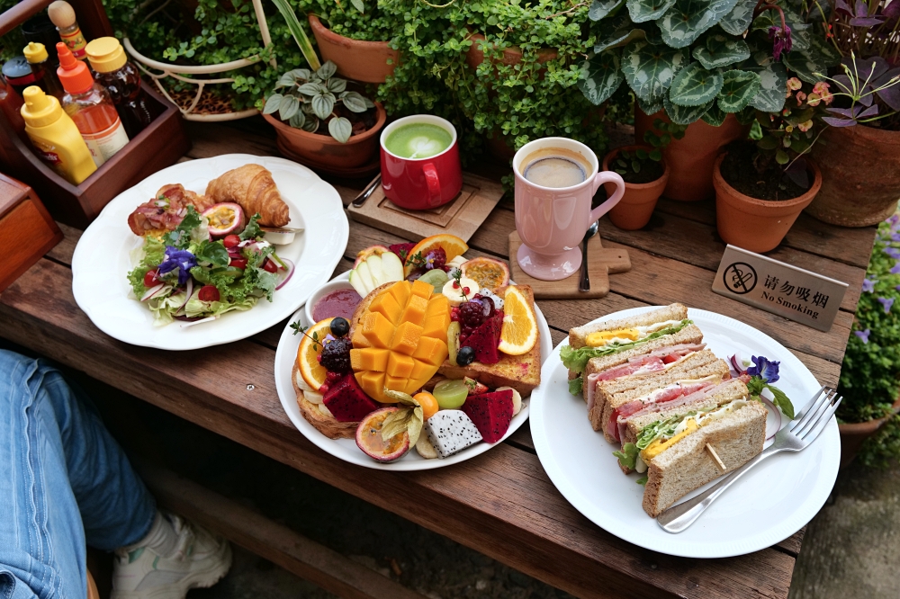 Sun Rays Cafe｜清邁早午餐推薦，澎湃水果法式吐司，古城人氣必吃 @捲捲頭 ♡ 品味生活