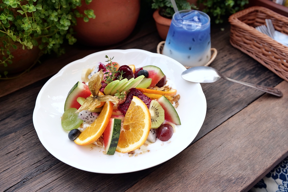 Sun Rays Cafe｜清邁早午餐推薦，澎湃水果法式吐司，古城人氣必吃 @捲捲頭 ♡ 品味生活