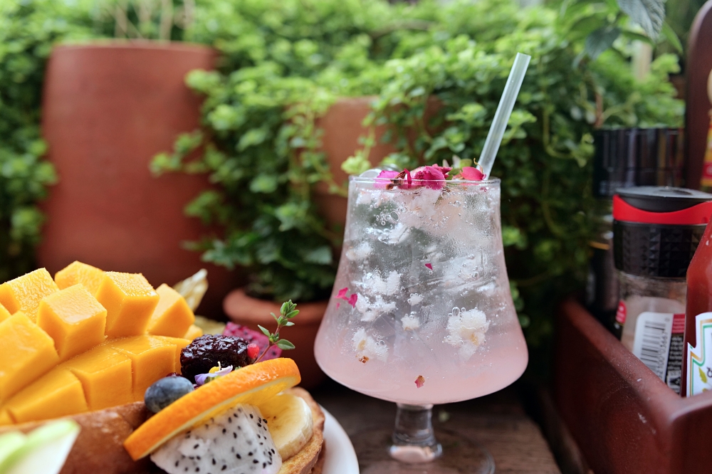 Sun Rays Cafe｜清邁早午餐推薦，澎湃水果法式吐司，古城人氣必吃 @捲捲頭 ♡ 品味生活