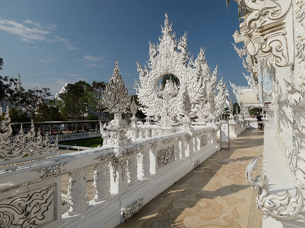 【清萊景點】 白廟Wat Rong Khun：走過輪迴橋，親睹泰國最美藝術寺廟 @捲捲頭 ♡ 品味生活