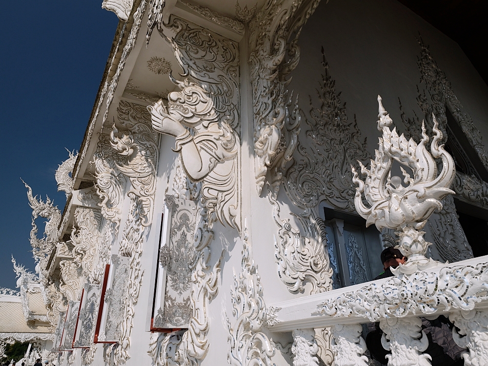 【清萊景點】 白廟Wat Rong Khun：走過輪迴橋，親睹泰國最美藝術寺廟 @捲捲頭 ♡ 品味生活