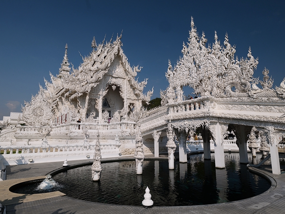 【清萊景點】 白廟Wat Rong Khun：走過輪迴橋，親睹泰國最美藝術寺廟 @捲捲頭 ♡ 品味生活