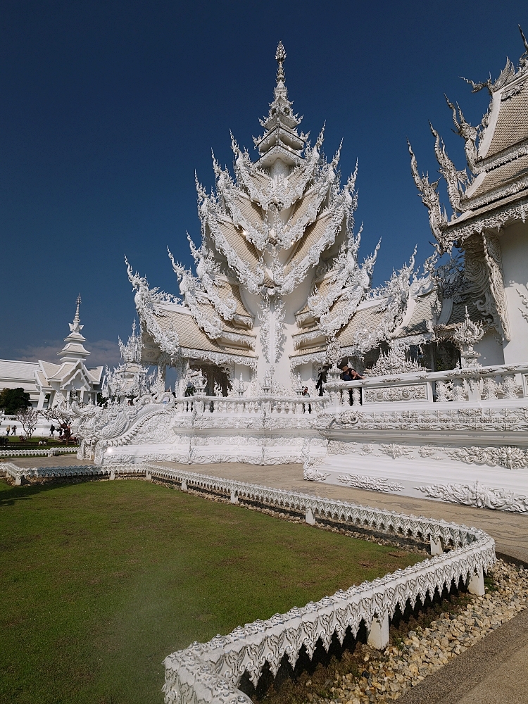 【清萊景點】 白廟Wat Rong Khun：走過輪迴橋，親睹泰國最美藝術寺廟 @捲捲頭 ♡ 品味生活