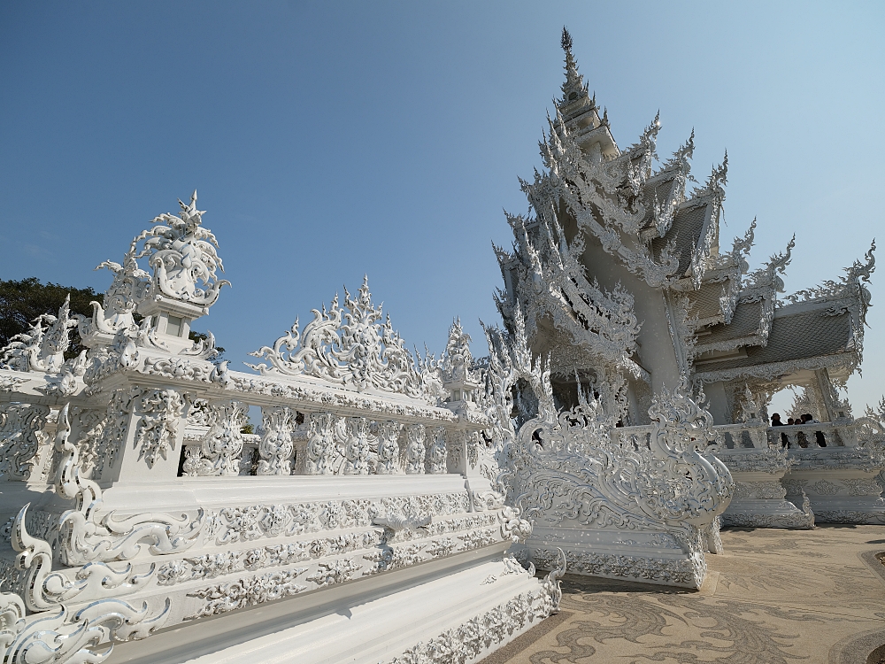 【清萊景點】 白廟Wat Rong Khun：走過輪迴橋，親睹泰國最美藝術寺廟 @捲捲頭 ♡ 品味生活