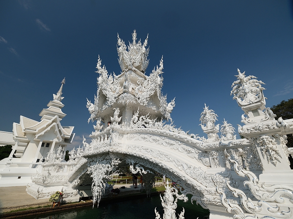 【清萊景點】 白廟Wat Rong Khun：走過輪迴橋，親睹泰國最美藝術寺廟 @捲捲頭 ♡ 品味生活