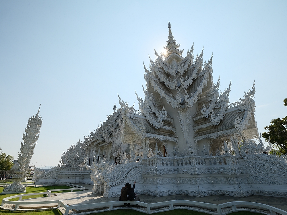 【清萊景點】 白廟Wat Rong Khun：走過輪迴橋，親睹泰國最美藝術寺廟 @捲捲頭 ♡ 品味生活