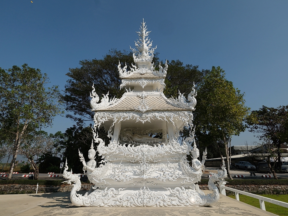 【清萊景點】 白廟Wat Rong Khun：走過輪迴橋，親睹泰國最美藝術寺廟 @捲捲頭 ♡ 品味生活