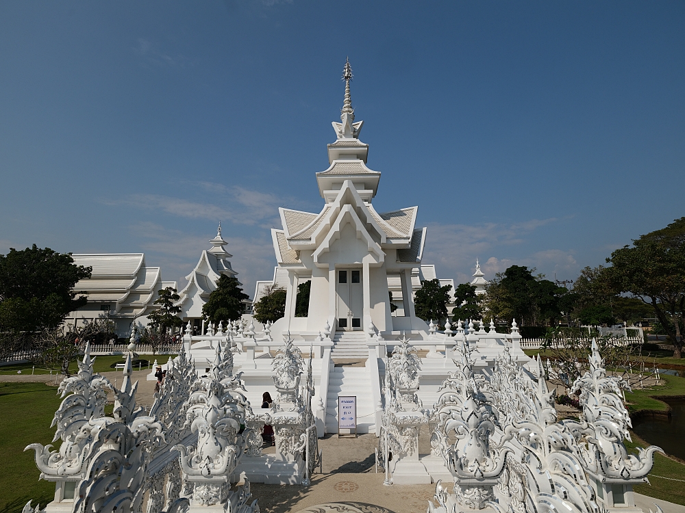 【清萊景點】 白廟Wat Rong Khun：走過輪迴橋，親睹泰國最美藝術寺廟 @捲捲頭 ♡ 品味生活