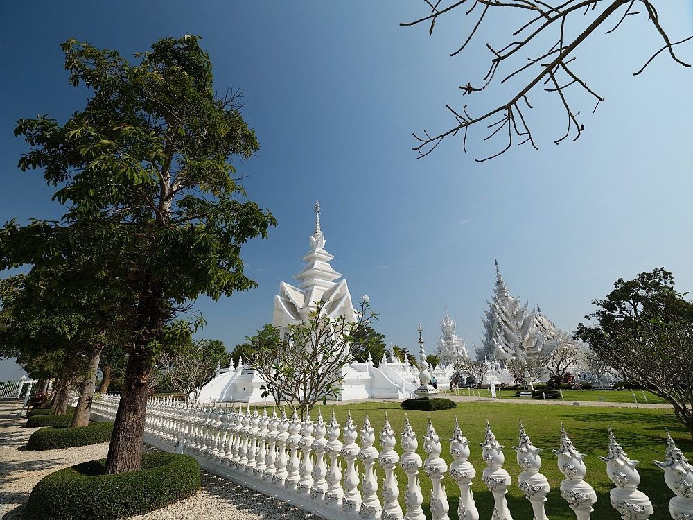 【清萊景點】 白廟Wat Rong Khun：走過輪迴橋，親睹泰國最美藝術寺廟 @捲捲頭 ♡ 品味生活