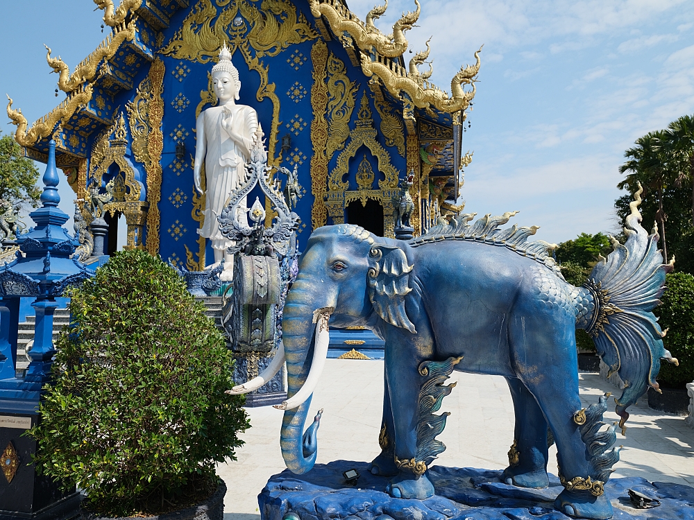 【清萊景點】 免門票必訪！藍廟 Wat Rong Suea Ten，湛藍色調的藝術寺廟 @捲捲頭 ♡ 品味生活