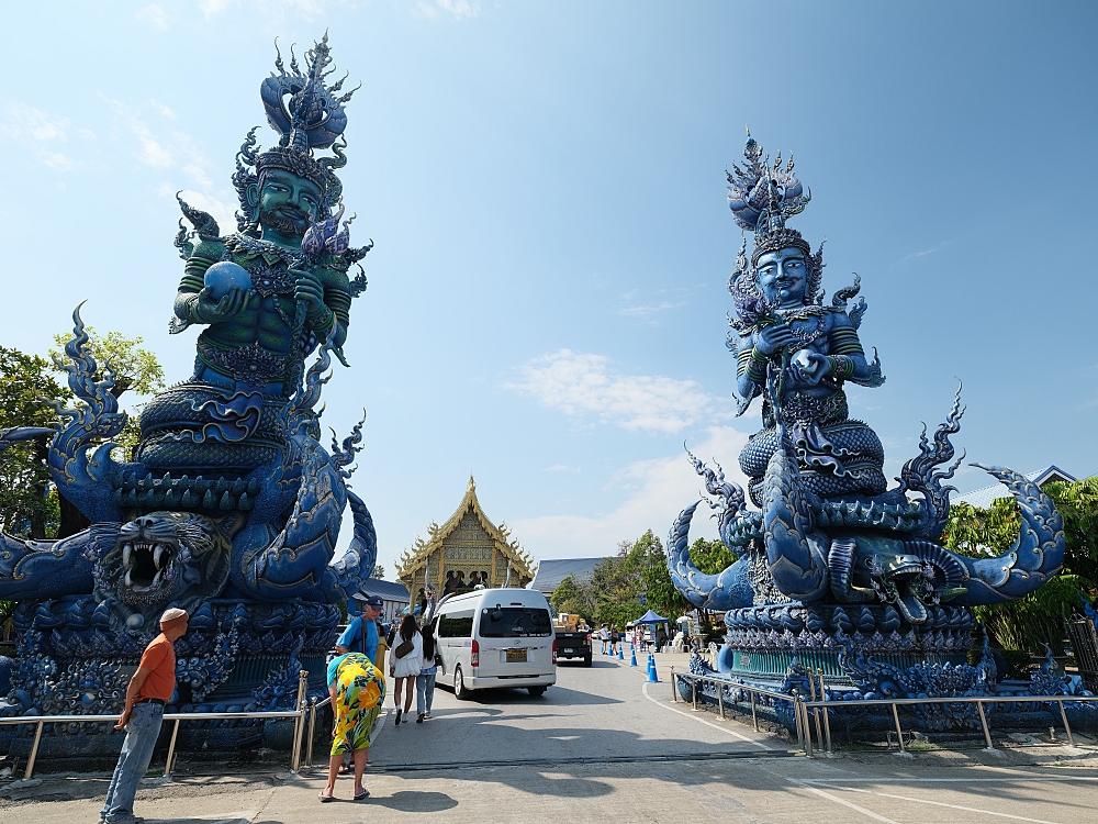 【清萊景點】 免門票必訪！藍廟 Wat Rong Suea Ten，湛藍色調的藝術寺廟 @捲捲頭 ♡ 品味生活