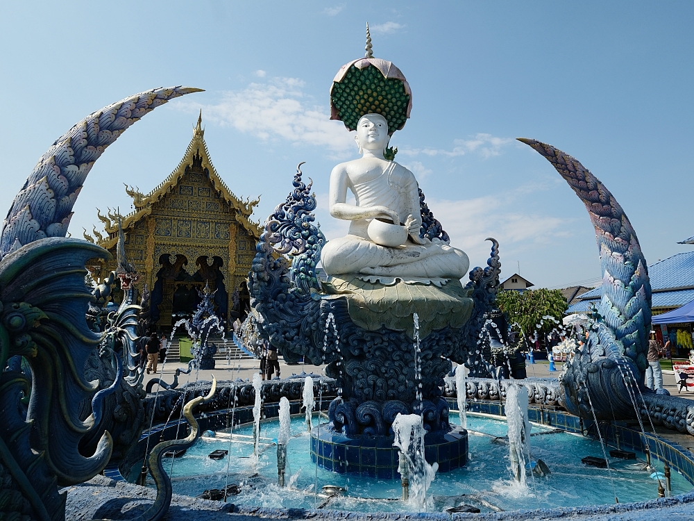 【清萊景點】 免門票必訪！藍廟 Wat Rong Suea Ten，湛藍色調的藝術寺廟 @捲捲頭 ♡ 品味生活