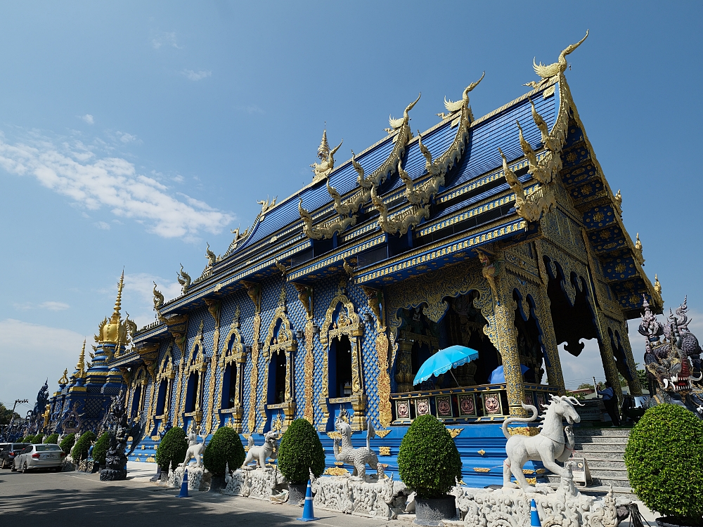 【清萊景點】 免門票必訪！藍廟 Wat Rong Suea Ten，湛藍色調的藝術寺廟 @捲捲頭 ♡ 品味生活