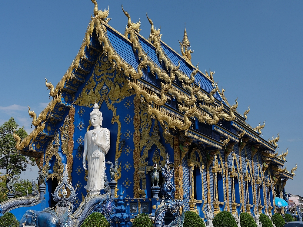 【清萊景點】 免門票必訪！藍廟 Wat Rong Suea Ten，湛藍色調的藝術寺廟 @捲捲頭 ♡ 品味生活