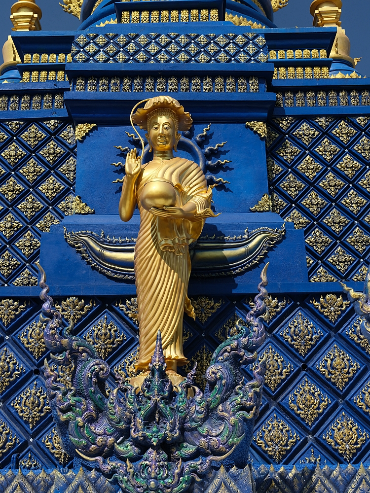 【清萊景點】 免門票必訪！藍廟 Wat Rong Suea Ten，湛藍色調的藝術寺廟 @捲捲頭 ♡ 品味生活