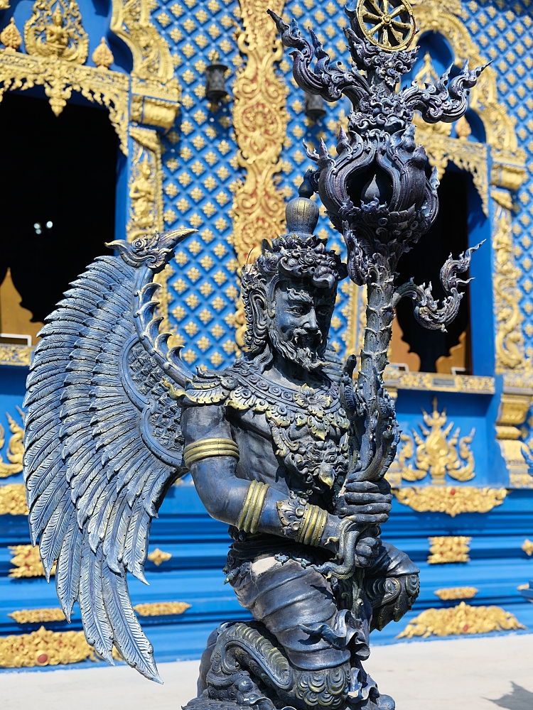 【清萊景點】 免門票必訪！藍廟 Wat Rong Suea Ten，湛藍色調的藝術寺廟 @捲捲頭 ♡ 品味生活