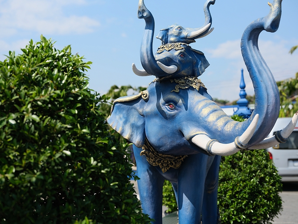 【清萊景點】 免門票必訪！藍廟 Wat Rong Suea Ten，湛藍色調的藝術寺廟 @捲捲頭 ♡ 品味生活