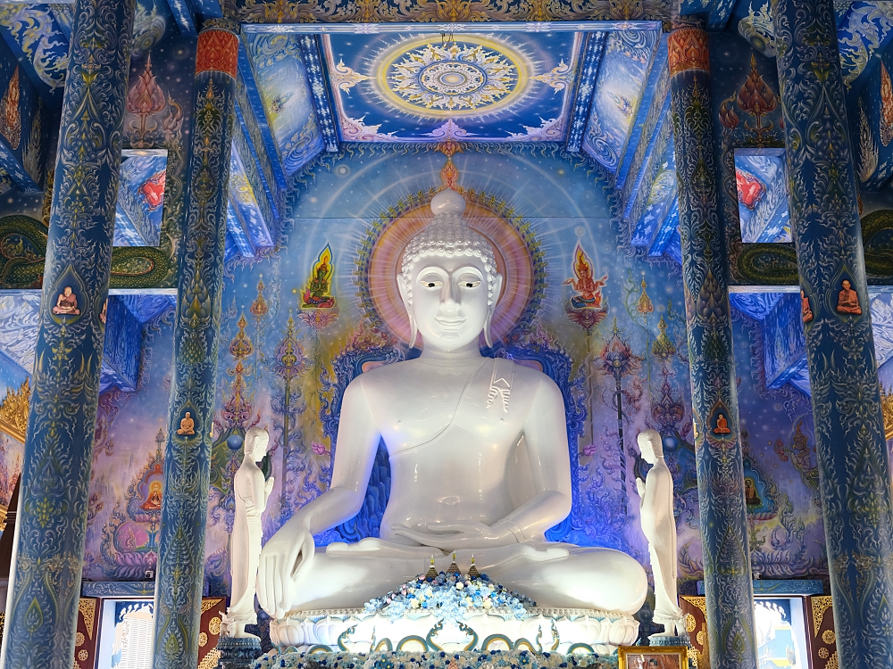 【清萊景點】 免門票必訪！藍廟 Wat Rong Suea Ten，湛藍色調的藝術寺廟 @捲捲頭 ♡ 品味生活