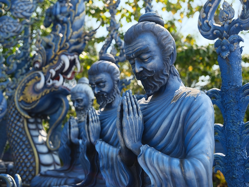 【清萊景點】 免門票必訪！藍廟 Wat Rong Suea Ten，湛藍色調的藝術寺廟 @捲捲頭 ♡ 品味生活