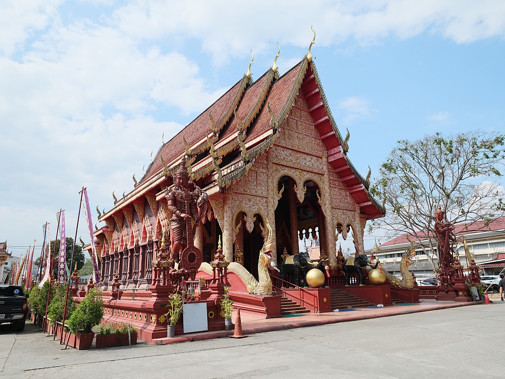 【清萊景點】 紅廟 Wat Chiang Yuen：收集清萊三色廟，莊嚴紅金配色美翻了 @捲捲頭 ♡ 品味生活