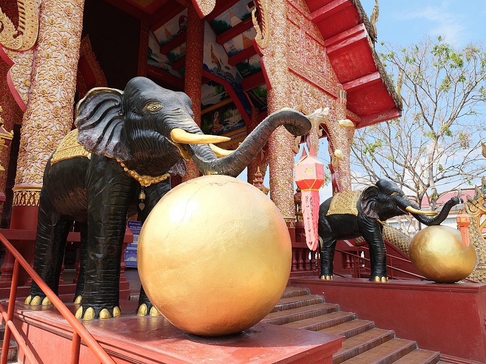 【清萊景點】 紅廟 Wat Chiang Yuen：收集清萊三色廟，莊嚴紅金配色美翻了 @捲捲頭 ♡ 品味生活