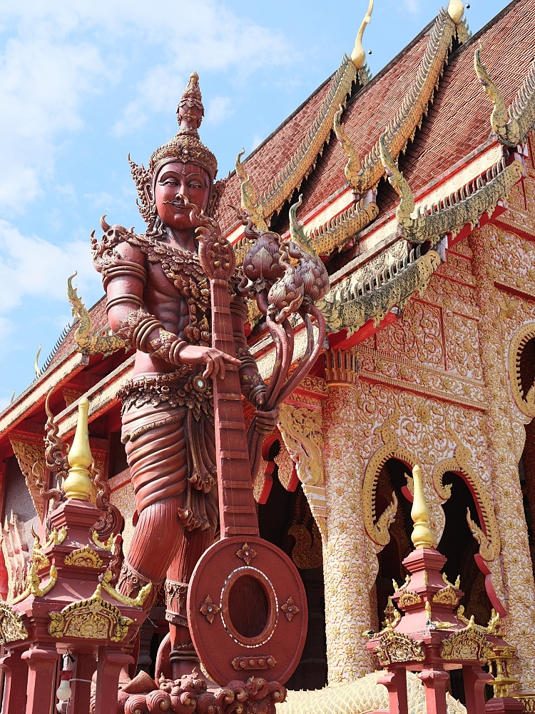 【清萊景點】 紅廟 Wat Chiang Yuen：收集清萊三色廟，莊嚴紅金配色美翻了 @捲捲頭 ♡ 品味生活