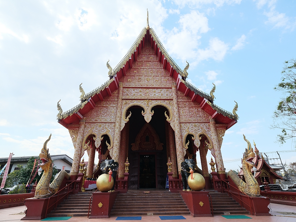 【清萊景點】 紅廟 Wat Chiang Yuen：收集清萊三色廟，莊嚴紅金配色美翻了 @捲捲頭 ♡ 品味生活