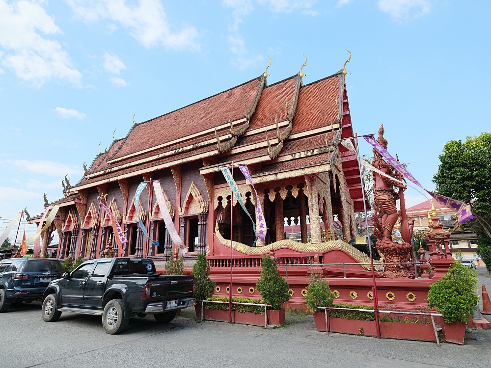 【清萊景點】 紅廟 Wat Chiang Yuen：收集清萊三色廟，莊嚴紅金配色美翻了 @捲捲頭 ♡ 品味生活