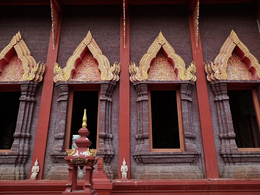 【清萊景點】 紅廟 Wat Chiang Yuen：收集清萊三色廟，莊嚴紅金配色美翻了 @捲捲頭 ♡ 品味生活