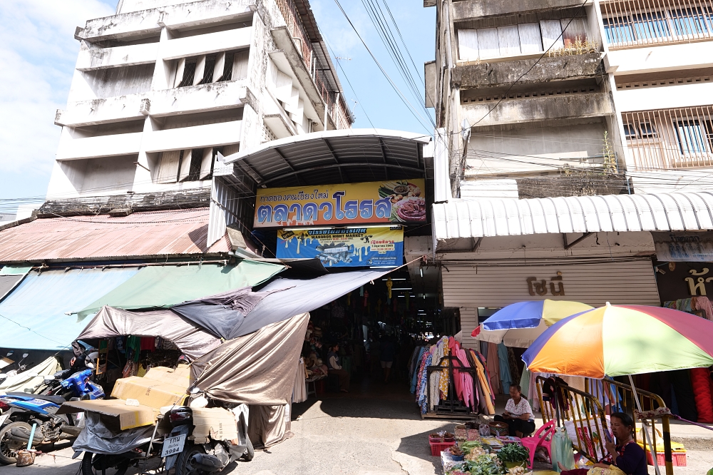 清邁自由行｜瓦洛洛市集懶人包：2 樓美食區、3 元廁所，還有買不完的小物 @捲捲頭 ♡ 品味生活