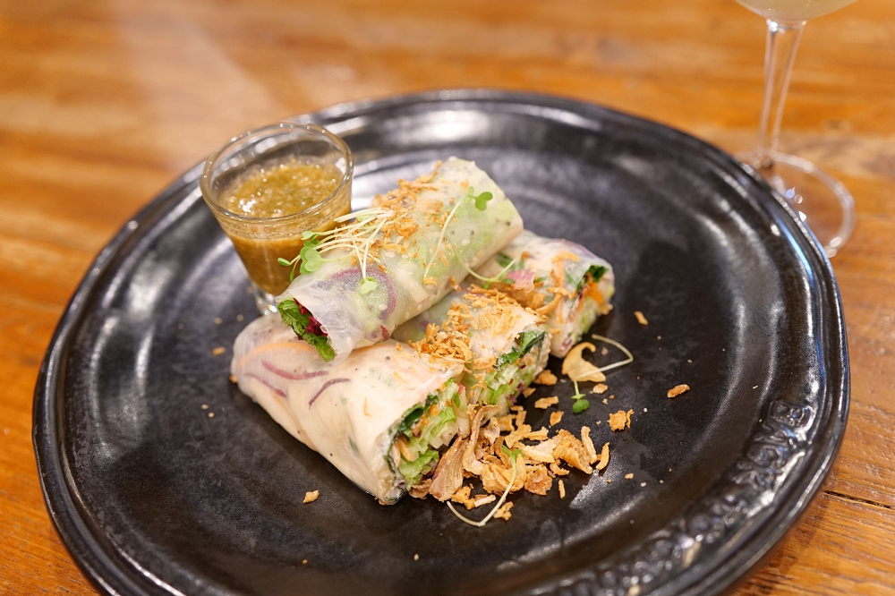 清邁美食｜Ohkajhu Nim City 三兄弟有機農場餐廳，豬肋排分量超大 @捲捲頭 ♡ 品味生活