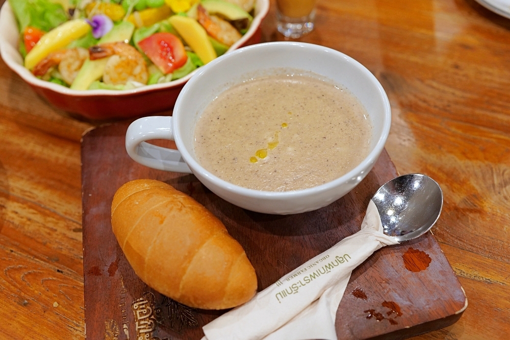 清邁美食｜Ohkajhu Nim City 三兄弟有機農場餐廳，豬肋排分量超大 @捲捲頭 ♡ 品味生活