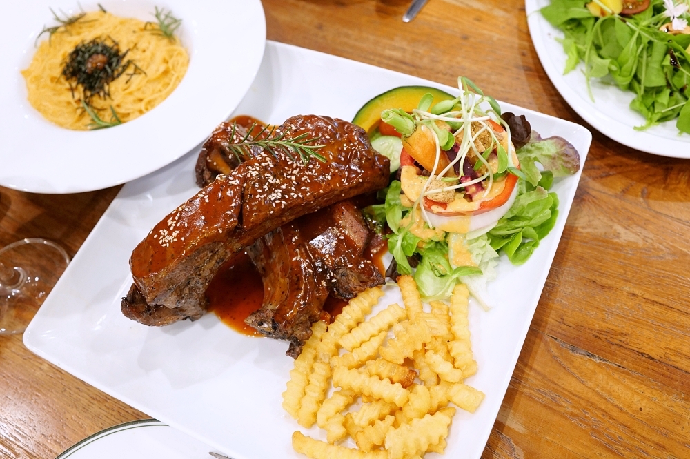 清邁美食｜Ohkajhu Nim City 三兄弟有機農場餐廳，豬肋排分量超大 @捲捲頭 ♡ 品味生活